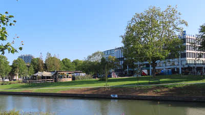 851053 Gezicht over de Stadsbuitengracht te Utrecht, op het plantsoen bij het Paardenveld te Utrecht. Links restaurant ...